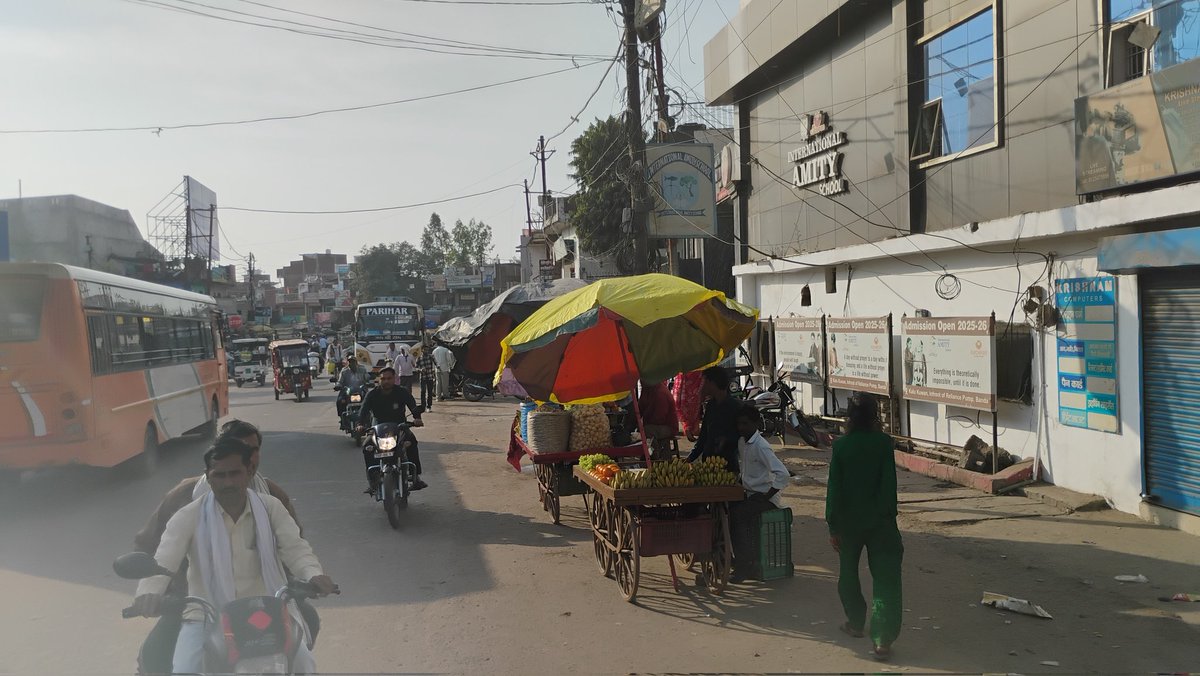 #parivate_बसों का आम जन मानस की यात्राओं को सुगम बनाए रखने का प्रयास तो अच्छा है लेकिन चौराहों पर कहीं भी #बस खड़ी कर देना क्या यह सही है। और दूसरी तरफ नॉन इंश्योरेंस वाहन जो कि रोड पर यात्रियों को सेवा दे रहे। आखिर यात्रियों की सुरक्षा की जिम्मेदारी किसकी। आखिर किसके संरक्षण में