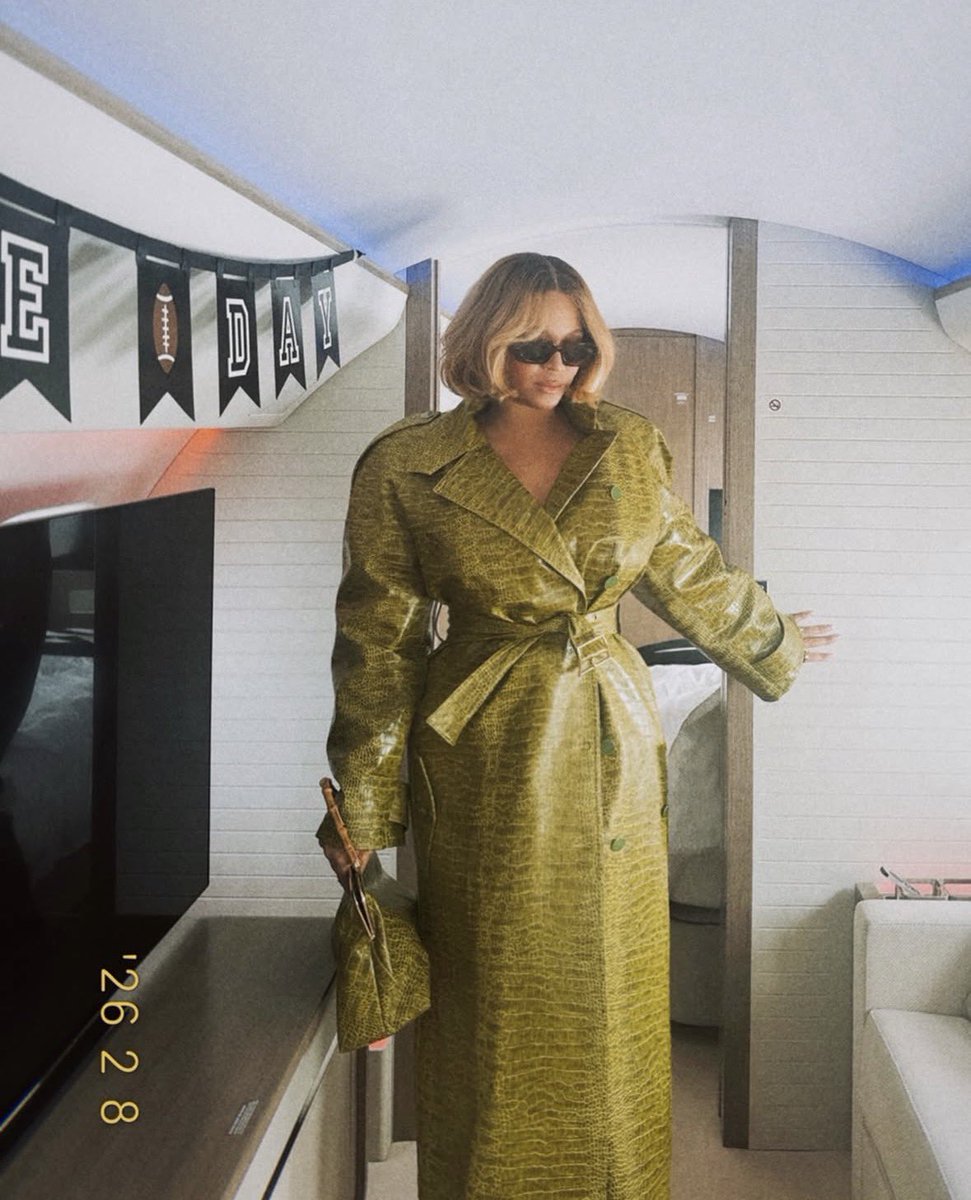 agentsa1ntt's tweet photo. Mother is looking opulent

#Beyonce #SuperBowl2026 #beyhive https://t.co/XaJygl7PVy