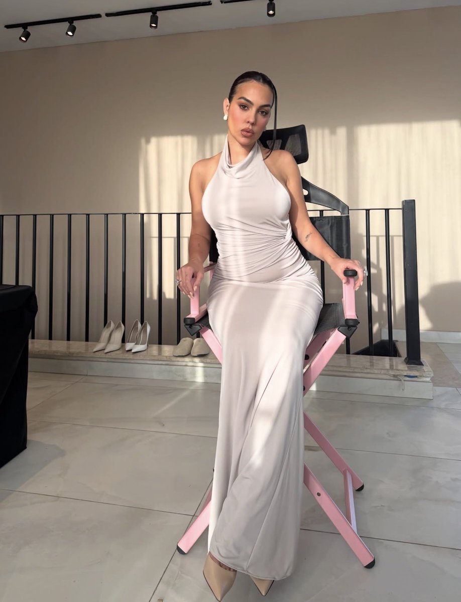 جرعه من العظيمه جورجينا 😵‍💫😭

الكل مشغول يوم الجمعه إلا انت يا شرموطها قاعد تخضع ل عظمتها و تفرك شحمتك 💦💦😭