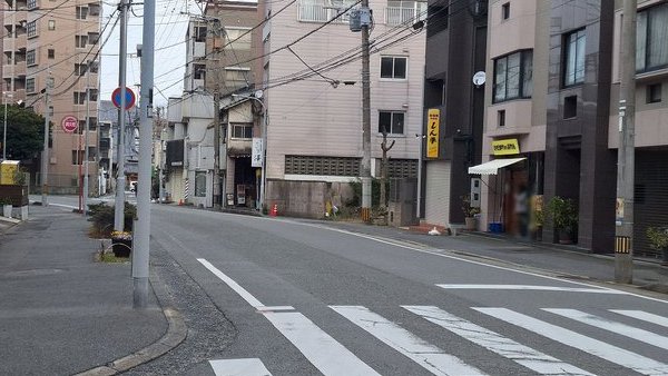 #西鉄福岡市内線 九大前電停の定点比較。
左：1975.10（鉄ピク1979.3月号より）
右：2026.2
左は路線廃止前直前。
50年過ぎた今、手前のカーブが交差点改良で分断された事で、旧電停付近は生活道路感が一段と強くなり、ひっそりとした雰囲気になっている。