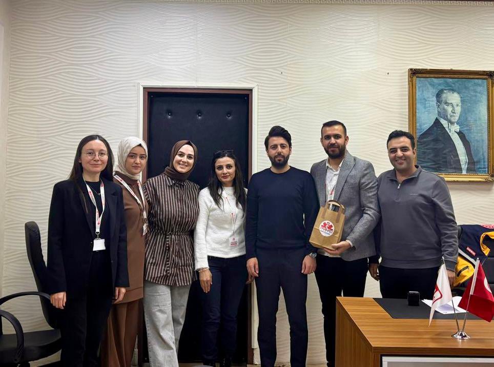 ParhadNevsehir's tweet photo. Paramedik ve Hastane Öncesi Acil Tıp Derneği(PARHAD) 4. Dönem Nevşehir İl yönetim kurulumuz Nevşehir İl Ambulans Servisi Başhekimi: Dr. Çağrı SERÇE’yi makamında ziyaret etti. 

Misafirperverlikleri için İl Ambulans Servisi Başhekimi Dr. Çağrı SERÇE’ye teşekkür ederiz. https://t.co/4w5CPwvUDn