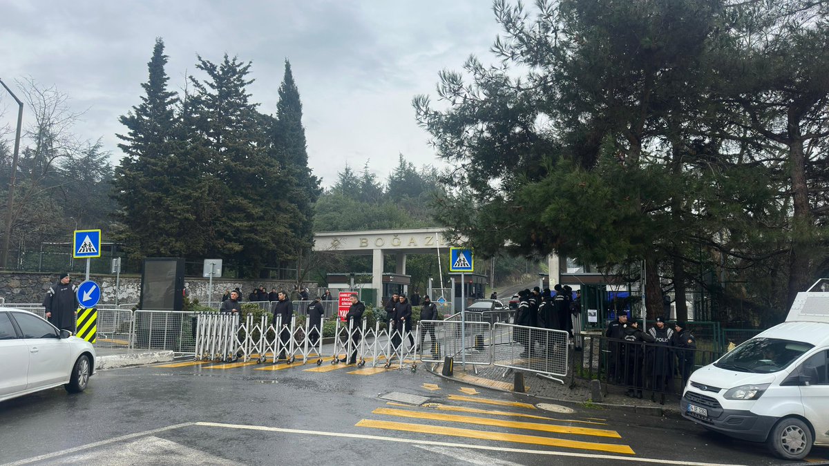 Boğaziçi Üniversitesini ve mahalleyi ablukaya alan Erdoğan'ın korkusu... 
Halkın gözünde hiçbir meşruiyetinizin olmadığını biliyorsunuz.