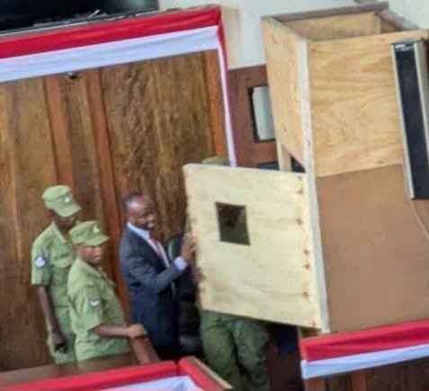 Hao mnaosema mashahidi wa siri wanafahamika na watafahamika na watanzania wote mlichofanya ni ujinga wa mda mfupi ambao utakuwa wazi miaka elfu ijayo..

 Wahenga waliposema hakuna siri ya watu wawili mnahisi ni makalio yenu kuwa yapo mawili mtayafunika kirahisi sio..?