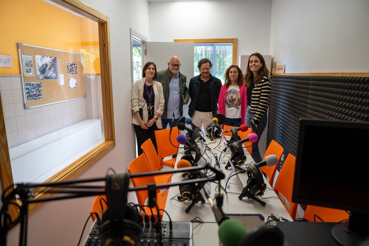 EduXunta's tweet photo. 📻 A radio é unha ferramenta educativa moi útil e poderosa para o alumnado: mellora a expresión oral e escrita, exercita o pensamento, fomenta a creatividade...

Por iso empregámola nas bibliotecas escolares, nos Polos Creativos, en Ponte... nas Ondas! 🎙️

Feliz #DíadaRadio! https://t.co/ICFfvpVFRZ