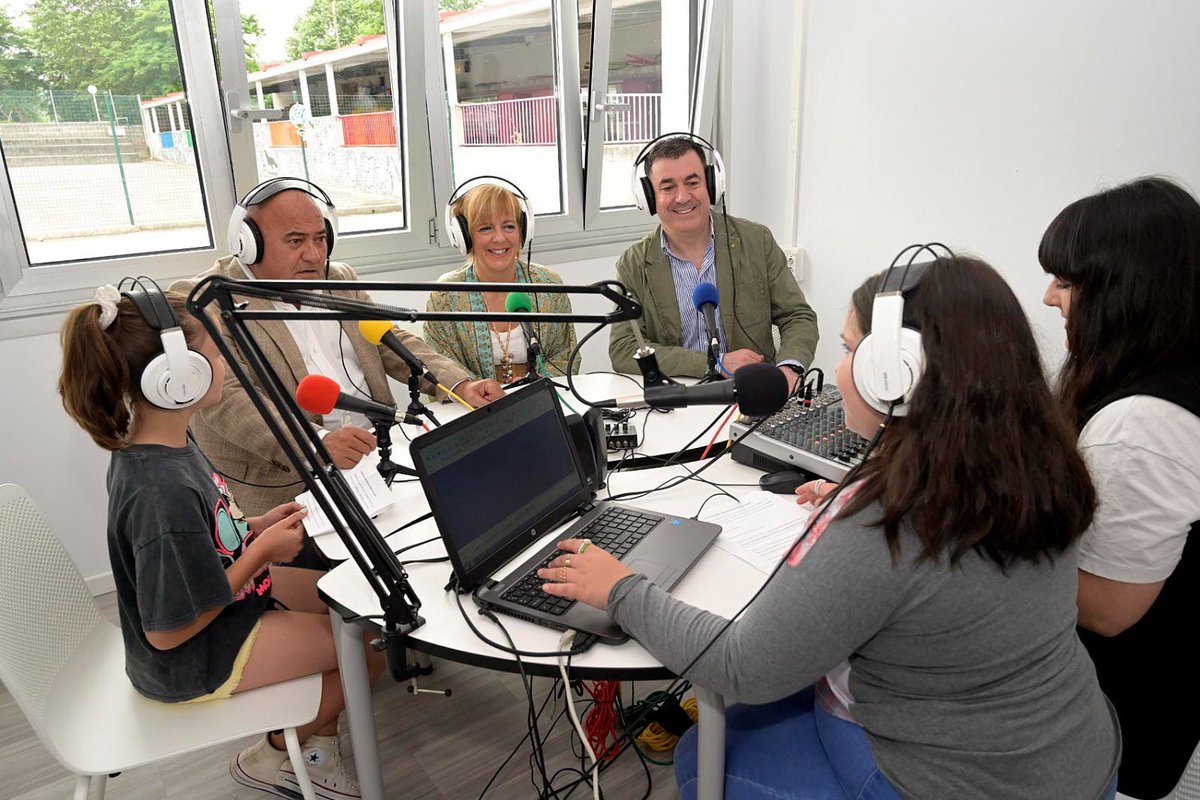 EduXunta's tweet photo. 📻 A radio é unha ferramenta educativa moi útil e poderosa para o alumnado: mellora a expresión oral e escrita, exercita o pensamento, fomenta a creatividade...

Por iso empregámola nas bibliotecas escolares, nos Polos Creativos, en Ponte... nas Ondas! 🎙️

Feliz #DíadaRadio! https://t.co/ICFfvpVFRZ