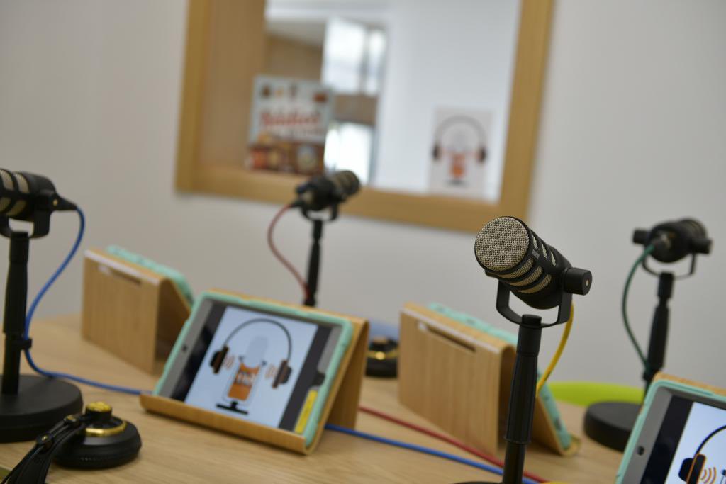 EduXunta's tweet photo. 📻 A radio é unha ferramenta educativa moi útil e poderosa para o alumnado: mellora a expresión oral e escrita, exercita o pensamento, fomenta a creatividade...

Por iso empregámola nas bibliotecas escolares, nos Polos Creativos, en Ponte... nas Ondas! 🎙️

Feliz #DíadaRadio! https://t.co/ICFfvpVFRZ
