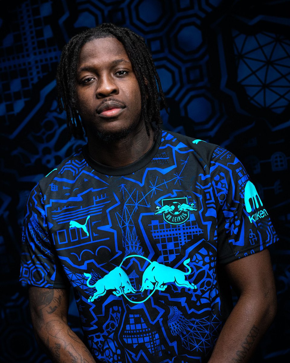 SemClubismo_FC's tweet photo. O RB Leipzig lançou uma das camisas mais LINDAS da temporada!

O novo fardamento do time alemão simplesmente BRILHA NO ESCURO 🤯

Fera demais! https://t.co/gwOuPYAwel