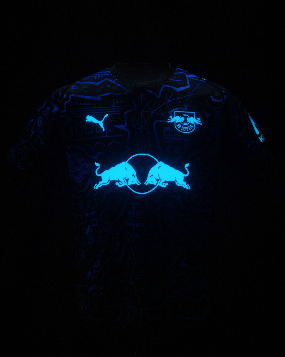 SemClubismo_FC's tweet photo. O RB Leipzig lançou uma das camisas mais LINDAS da temporada!

O novo fardamento do time alemão simplesmente BRILHA NO ESCURO 🤯

Fera demais! https://t.co/gwOuPYAwel