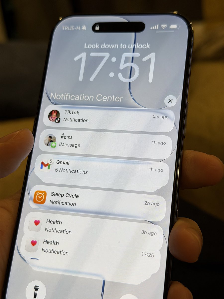 ข้อเสียของ Touch ID คือความสะดวกสบาย
+ Privacy จะหายไป😭

คนส่งข้อความอะไรมา เห็นหมด👁️👁️
(จริง ๆ ตั้งค่าให้ซ่อนได้ แต่ความสะดวกสบาย ก็แพ้ Face ID อยู่ดี)

Face ID จะไม่ขึ้นข้อความ จนกว่าจะเห็นหน้าเรา
แต่คนไม่รู้ เพราะทุกอย่างมันเกิดขึ้นเร็ว ลื่นไหล เห็นหน้าเรา ก็แสดงข้อความแล้ว