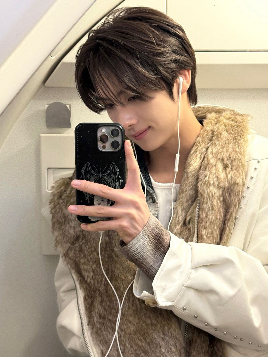 i’m basically a walking fluffball today, fur everywhere, earbuds in, and i’m just vibing through the day like i didn’t choose this cozy chaos on purpose.