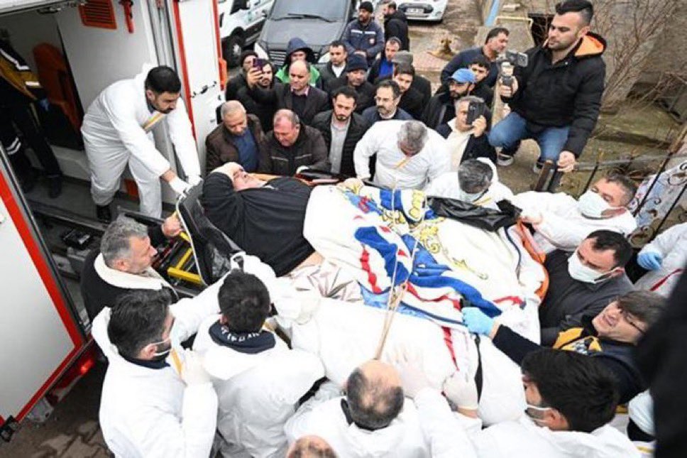 Kayseri'de 12 yıl önce fil hastalığına yakalanıp zamanla 300 kiloya ulaşan ve 5 yıldır evden çıkamayan Engin Akbadal, duvarlar kırılıp yaklaşık 30 kişi tarafından evinden çıkarılarak tedavisi için Ankara'ya götürüldü.