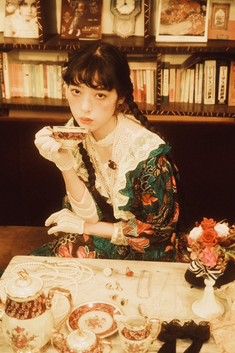 #知名度を上げたいので拡散してください

その一枚が、ブランドの顔になる。
空間が企画の説得力を底上げする。

新宿にあるアンティーク撮影スタジオ
「新宿カールモール」

メーカー商品撮影・雑誌対談・TVインタビュー撮影、広告ビジュアル多数実績。

“背景”で終わらないロケーションを是非！