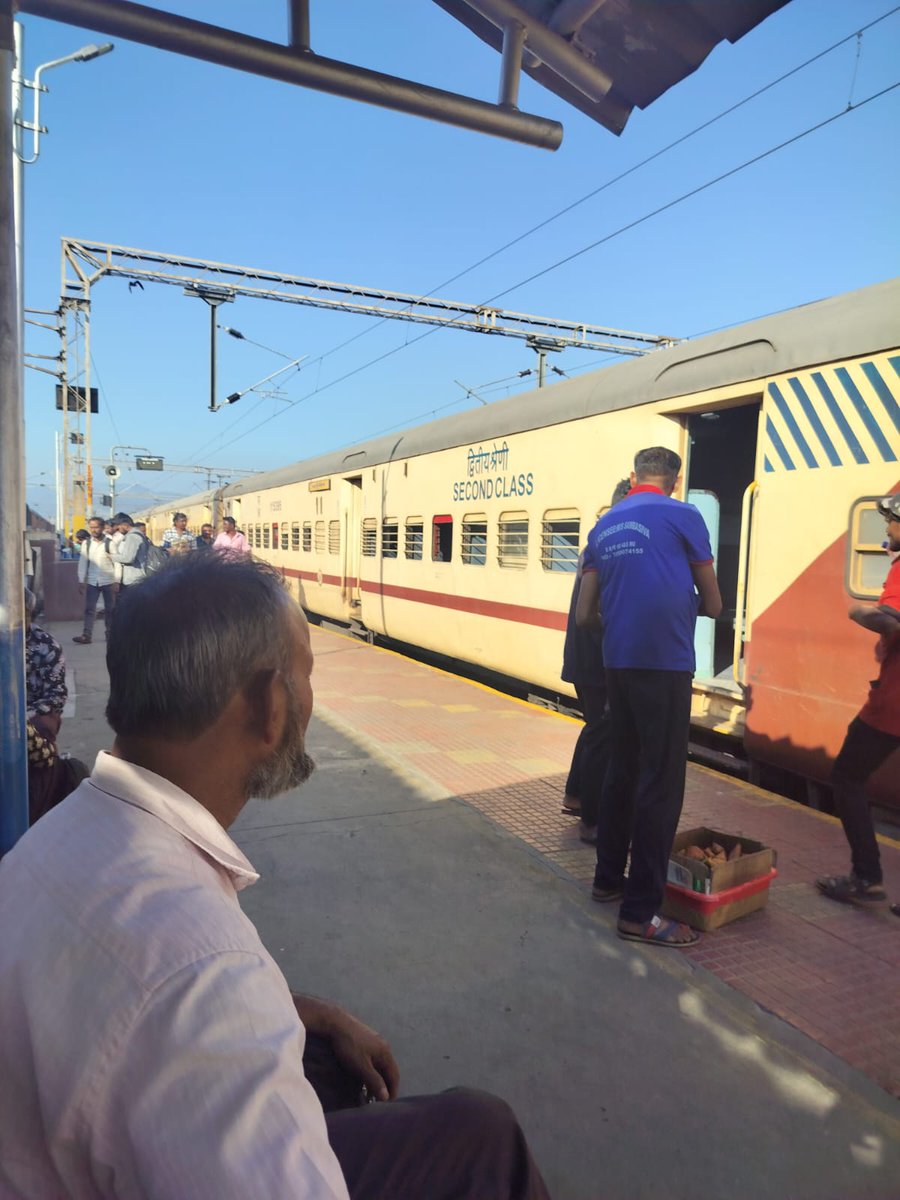 Satishprin93021's tweet photo. @RailwaySeva  @RailMinIndia  @PiyushGoyal  @drmgtl At Renigunta station coach information not displayed for 09419 train we suffered a lot to catch the train and to catch my divyagjan handicapped coach https://t.co/2kPeslKutC
