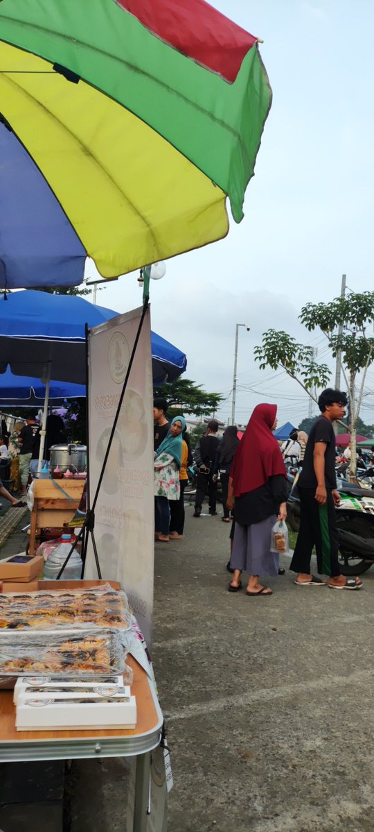 Rame banget jajanan warga nih di taman perubahan