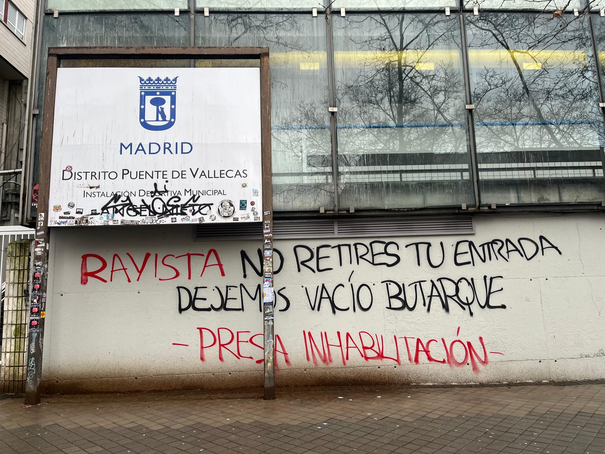 carrusel's tweet photo. "Rayista, no retires tu entrada, dejemos vacío Butarque" 🖍️

✖️ Varias peñas y ultras se movilizan para dejar vacío el estadio donde se jugará el Rayo-Atlético

📄 Mientras tanto, una hoja en la puerta de Vallecas avisa de la suspensión del duelo ante el Oviedo

@josedpalacio https://t.co/DQlfh6RpCB