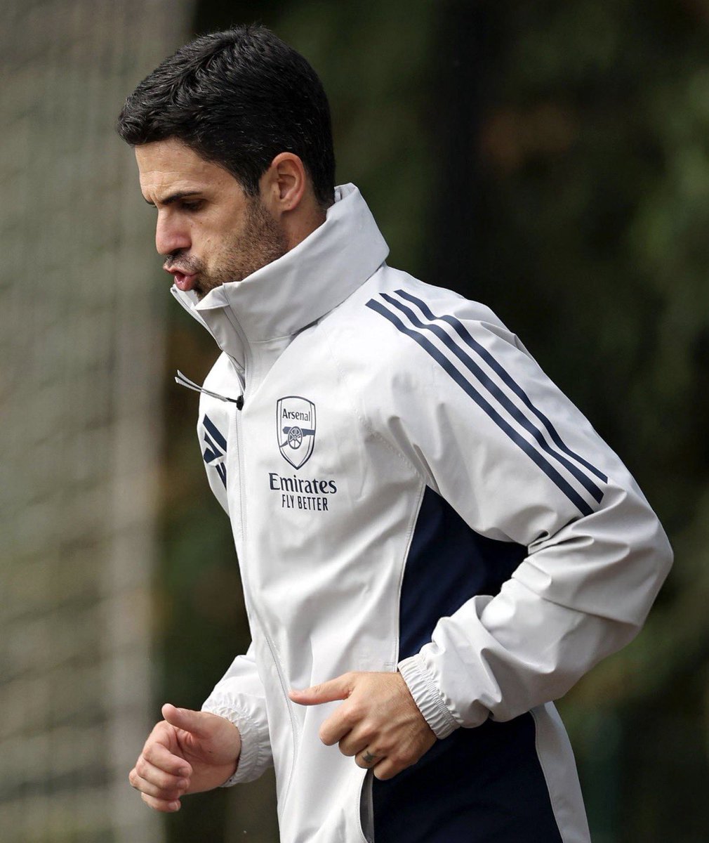 أتابع البريميرليغ من سنين، شفت تنافس على اللقب بين عدة أفرقه و شفت العداوه بين الأندية بسبب التنافس

لكن بـ عمري ماشفت انبطاح و إتحاد الأعداء مع بعض من جماهير الأنديه لـ كيان واحد مثل هذا الموسم لـ عدم تتويج ارسنال بالدوري

لكن بإذن الله في نهاية المطاف ارتيتا سيدعس عليهم متجمعين