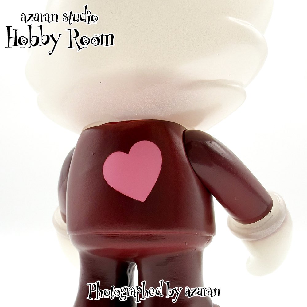 azaran254's tweet photo. ワンフェス2026冬でお迎えしたSWING TOYSさんのSWING BUNNY”Valentine”です🥰5体限定で販売された本作はバレンタインバージョンという事でジャケットに3カ所のみハート❤️が描かれています🤔このさり気ない配置と色味が抜群なセンスだと思います😳
#ワンフェス2026冬 #ソフビ #SWINGTOYS https://t.co/H1Vuhptktw
