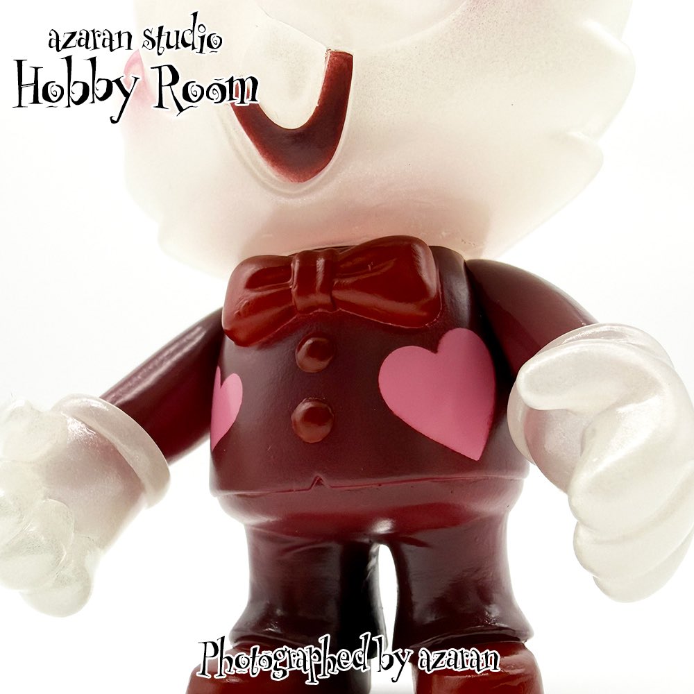 azaran254's tweet photo. ワンフェス2026冬でお迎えしたSWING TOYSさんのSWING BUNNY”Valentine”です🥰5体限定で販売された本作はバレンタインバージョンという事でジャケットに3カ所のみハート❤️が描かれています🤔このさり気ない配置と色味が抜群なセンスだと思います😳
#ワンフェス2026冬 #ソフビ #SWINGTOYS https://t.co/H1Vuhptktw