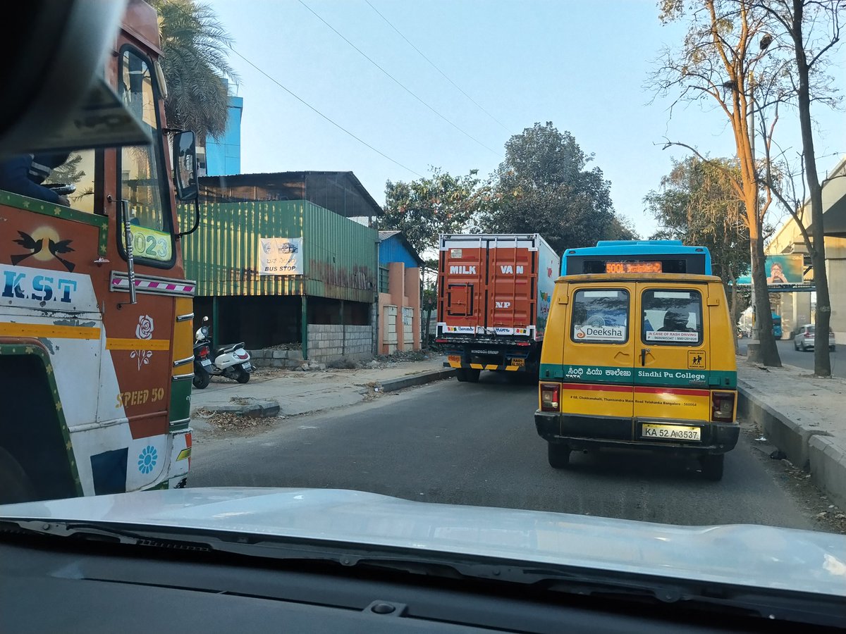KavithaReddyKR's tweet photo. The most incompetent and corrupt department is led by Minister Ramalinga Reddy, FC process is a mess & eye wash on one side and it's creating massive traffic problems because shameless transport department uses service road near mantri sarovar blocking road and drivers peeing openly on the footpath. So far @hsrltrafficps have not taken action even after repeated complaints.  @DCPSouthTrBCP @CPBlr