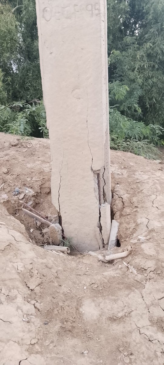 Alih1628130's tweet photo. گزارش ہے کے ہماری بستی میں ٹرانسفارمر کے کھمبے میں بوسیدہ اور ٹوٹ چکے ہیں۔   یہ کھمبے کسی بھی وقت بڑے حادثے کا سباب بن سکتے ہیں۔  برائے مہربانی ان کو  تبدیل کیے جائیں۔
بستی سردار خان جسکانی ،تحصیل جامپور ،ضلع راجن پور ، پنجاب 
@CMComplaintCell 
@MEPCOOFFICAL https://t.co/43vBRxrTKj