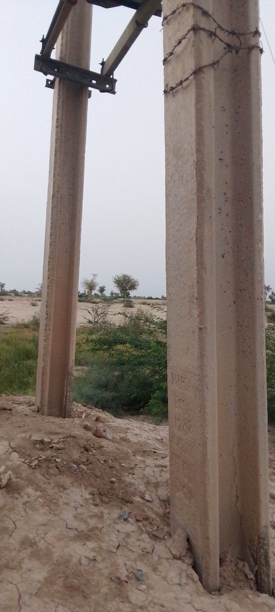 Alih1628130's tweet photo. گزارش ہے کے ہماری بستی میں ٹرانسفارمر کے کھمبے میں بوسیدہ اور ٹوٹ چکے ہیں۔   یہ کھمبے کسی بھی وقت بڑے حادثے کا سباب بن سکتے ہیں۔  برائے مہربانی ان کو  تبدیل کیے جائیں۔
بستی سردار خان جسکانی ،تحصیل جامپور ،ضلع راجن پور ، پنجاب 
@CMComplaintCell 
@MEPCOOFFICAL https://t.co/43vBRxrTKj
