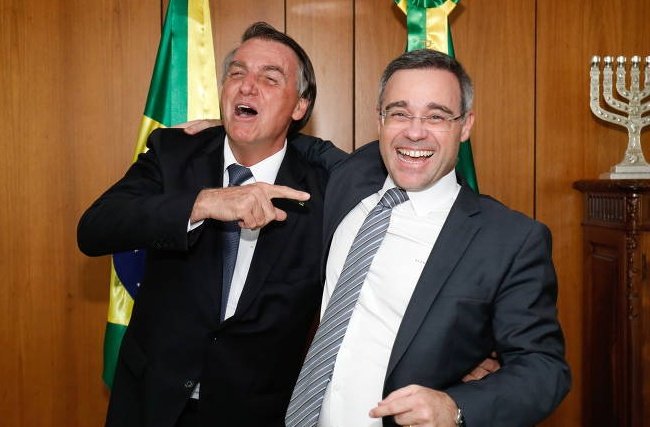 o_jurunense's tweet photo. O cunhado do dono do Banco Master foi preso tentando fugir do país. Ele é MAIOR DOADOR das campanhas de Tarcísio e Bolsonaro. Doou R$ 2 milhões para a campanha de Tarcísio e R$ 3 milhões para a de Jair.
E agora, esse ministro aqui é o relator do caso do banco Master no STF 👇🏻 https://t.co/Pa6NitG9hu