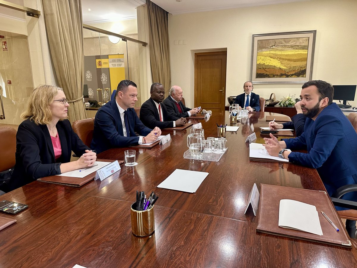 🤝El subdelegado <a href="/JNievesMartinez/">Juan Antonio Nieves</a> ha reafirmado el compromiso de colaboración permanente con el cuerpo consular de Alicante, destacando la importancia de la máxima coordinación entre administraciones. 

🖇️Este viernes el subdelegado ha mantenido un encuentro con los cónsules.