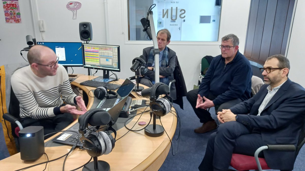 Arcom_Rennes's tweet image. Dans les studios de @LeSonUnique à #Angers, @RomainLaleix et Alain Poujade rencontrent l'équipe dirigeante de la radio. Echange passionnant sur l'avenir du média radio. Merci !