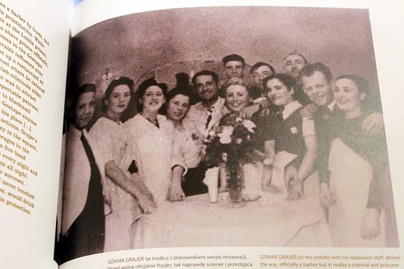 Darekbrzoza's tweet image. "Żydzi szukają w Polsce współwinnych swojej zagłady.
Oto jeden z nich :
Szama Grajer / Gestapo Grajer / – żydowski król z Lublina.
Był fryzjerem i sutenerem, zanim został agentem Gestapo.
Jesienią 1941 roku otwiera w Lublinie restaurację przy ul. Lubartowskiej 15.
Lokal staje się…