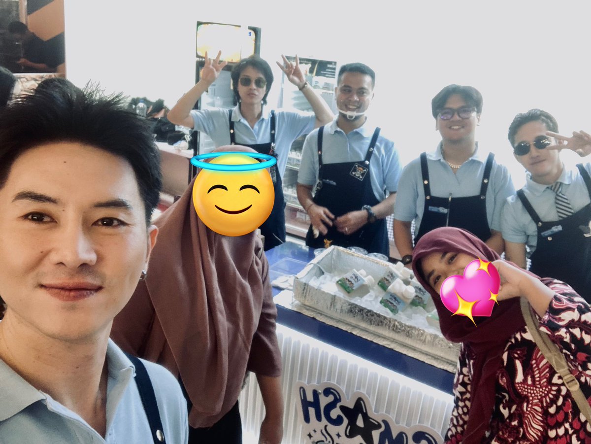 ADUHAYY AKU KETEMU SMASH :3 (MAAF SEDIKIT RL) jujur, ini aku habis pulang kuliah… TERUS KETEMU SMASHHH!! 😭❤️ beliau” jualan kopi guys, kopinya enak bgt!! 🤤