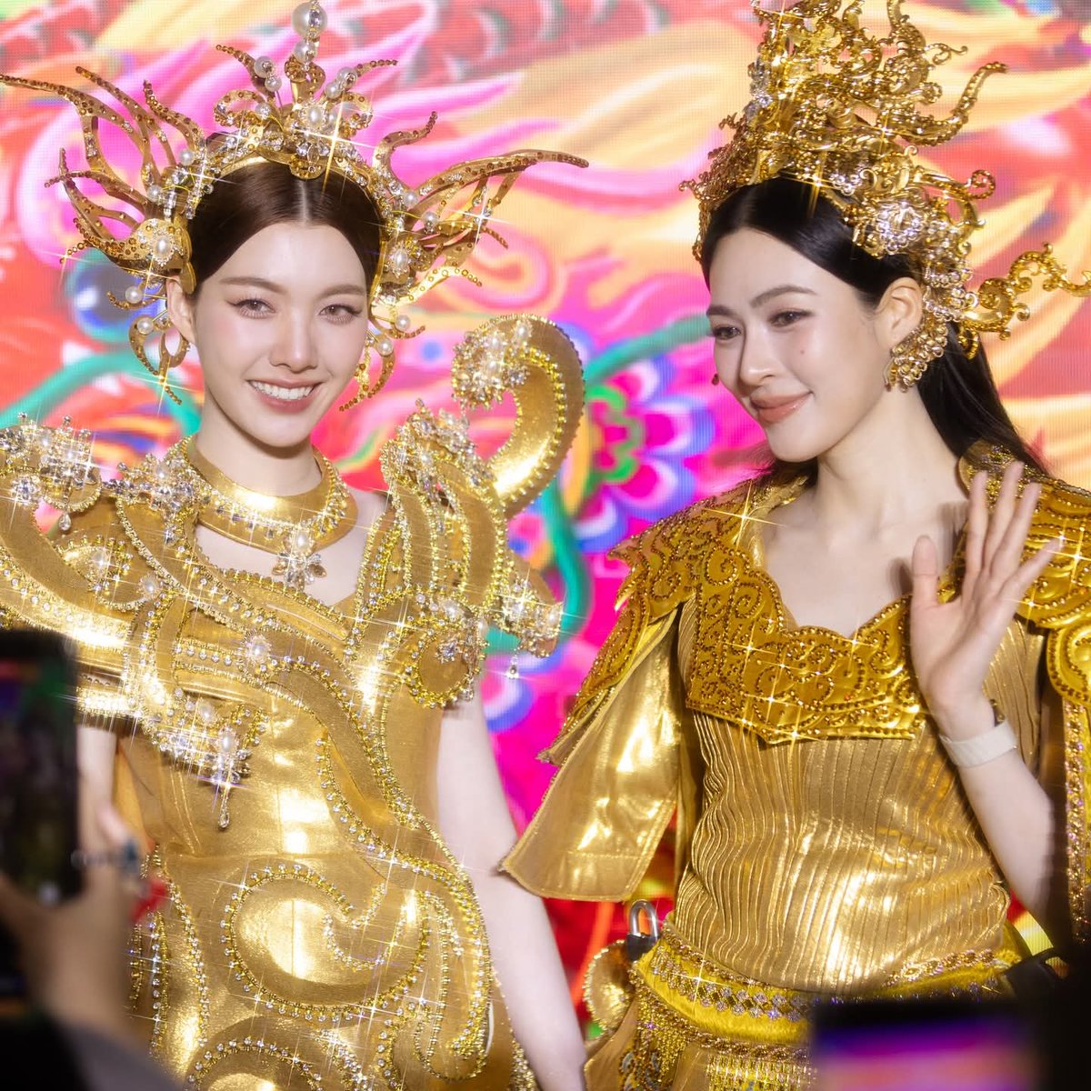 “หลิง - ออม” ฉลองตรุษจีนสุดยิ่งใหญ่อลังการ

รับชมภาพบรรยากาศเพิ่มเติมได้ที่ 🔗facebook.com/share/p/1DHTPm…

ในโชว์สุดพิเศษ THE CELEBRATION OF THE RISING DRAGON REALM ​ณ ควอเทียร์ พาร์ค เอ็มควอเทียร์

#EMDISTRICTCNY2026xLingOrm
#LingOrm 
#Linglingkwong #Ormkornnaphat
#THENEXTTalk