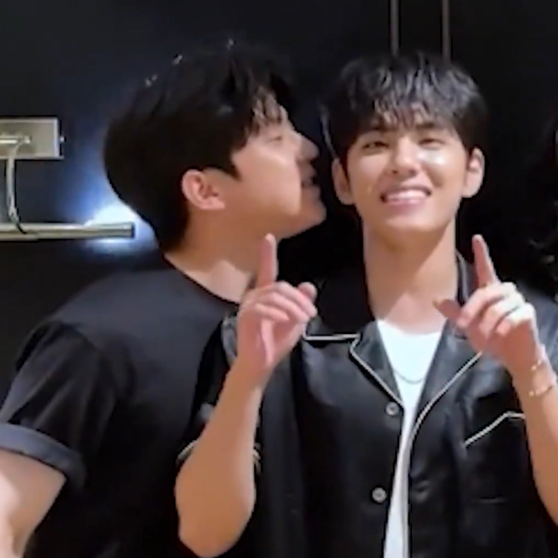 너에게로 직진 ~~~~~~
꾸익꾸익꾸익 
직
찐