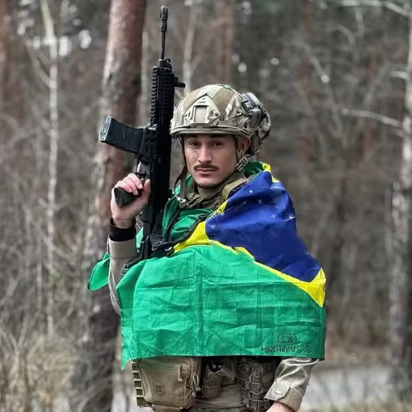 camarotedacpi's tweet image. 🇺🇦 ITAMARATY SOLTA MÃO DE MERCENÁRIOS

Itamaraty afirma que os contratos que mercenários brasileiros assinam retira a proteção destes. Além, o Itamaraty avisa que o Brasil não bancará passagens de volta e que os mercenários podem ser punidos pela Lei brasileira ao retornar.