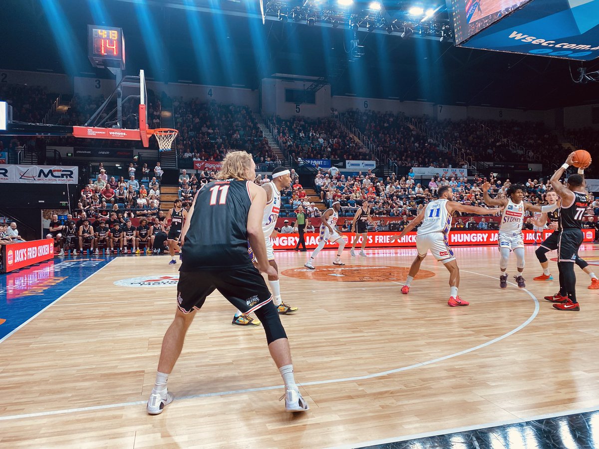 wakeupgeoff's tweet photo. Front row to the mullet show. 150 for Dan Grida, hard fought, well done. Go Hawks! #NBL26 https://t.co/1o7Tx3urd0