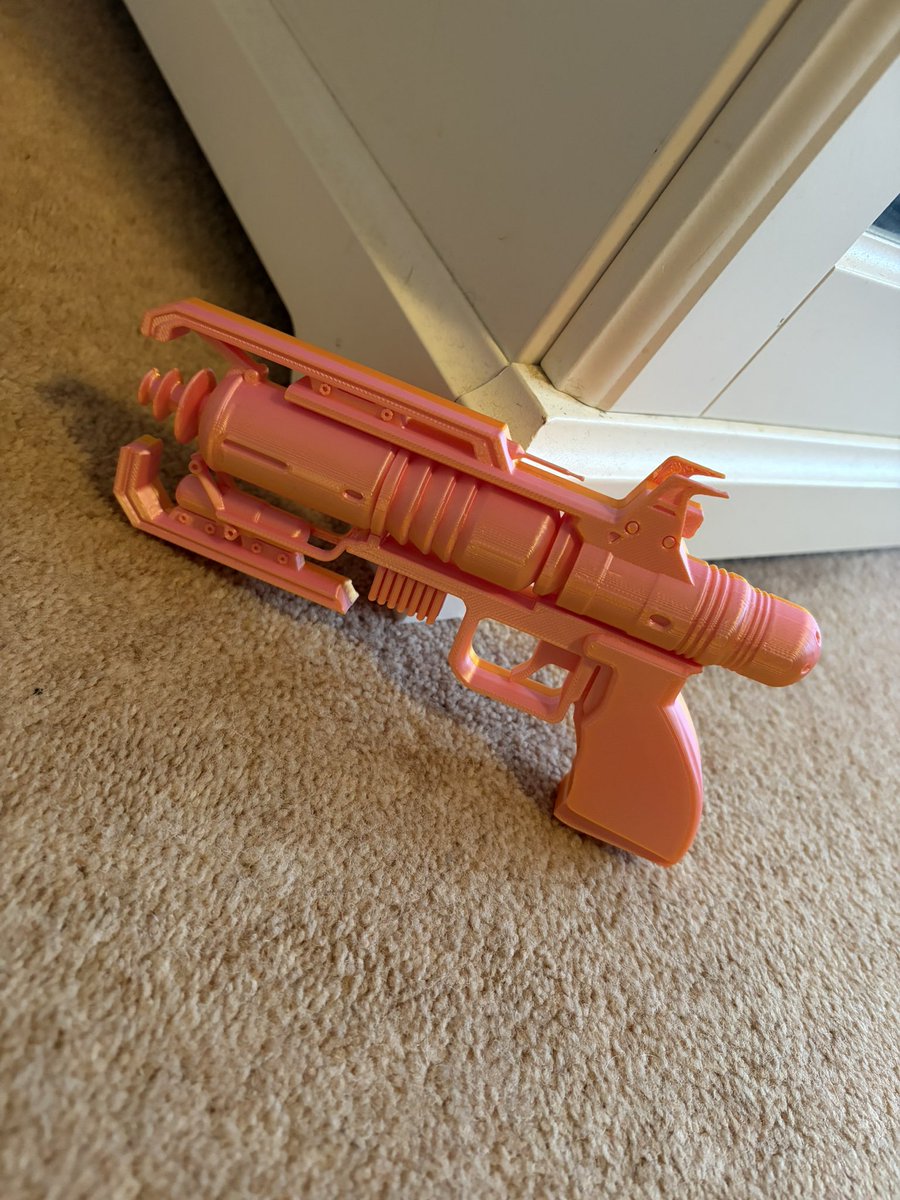 Happy Friday legends let’s goo weekend is here🤩🤩

Busy day for me today got mummz and her other half coming down to see me today

We also finished off a full 3d print of the wingman off apex legend <a href="/PlayApex/">Apex Legends</a> <a href="/Respawn/">Respawn</a>
So happy how this turnt out took me around 2days paint next💚