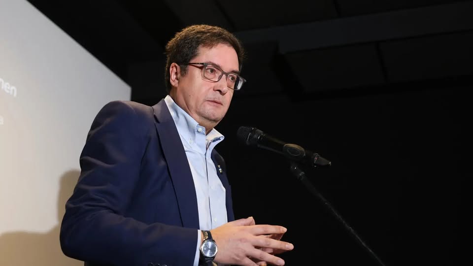 🗣️¿DÓNDE ESTÁ EL LÍMITE EN LA POLÍTICA? 
Es verdaderamente lamentable escuchar al ministro Óscar López culpar a la "herencia de Lambán" de los malos resultados del PSOE en Aragón. Buscar culpables fuera para no asumir el fracaso propio ya es feo, pero hacerlo atacando la memoria