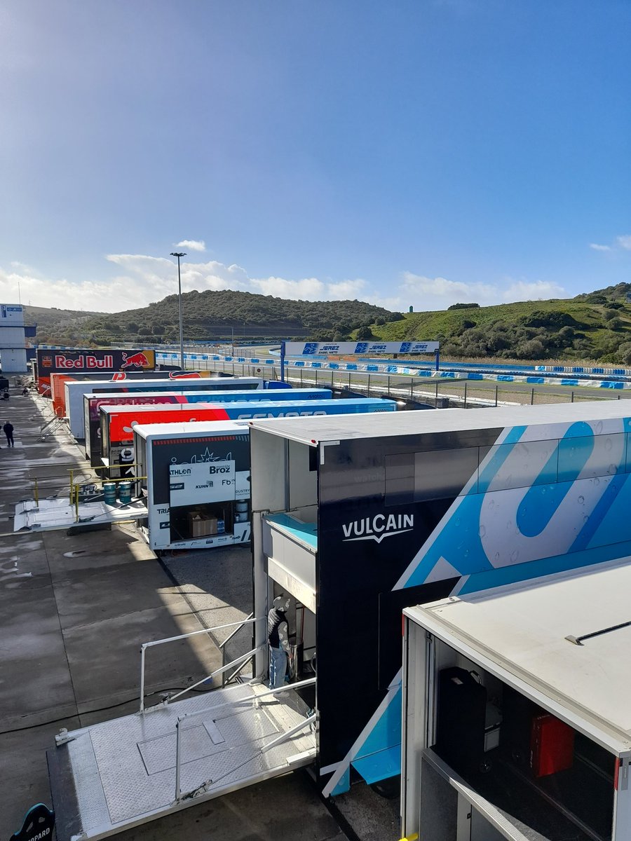 circuitodejerez's tweet photo. ¿Preparados para la acción?..Mañana arrancan💨💨 los entrenamientos oficiales del mundial de #Moto3 en el @circuitodejerez. Lunes y martes será turno para #Moto2. 

👉Horarios: de 10.00 a 18h 
👉Entrada gratuita tribuna X1. 
👉Parking para aficionados en el exterior del circuito https://t.co/MIIt1y43Ke