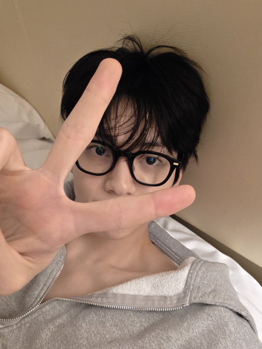 BY0BIN's tweet image. 250213 🐰💬 UPDATE 

💬 "hi"
💬 "i have no schedule for today so"
💬 "the moment i woke up, i only ate and watched anime"
💬 "📸"
💬 "it's the last concert of the tour tomorrow"
💬 "it's really coming to an end"
💬 "should i go on live"
💬 "but instead i will only do a voice…