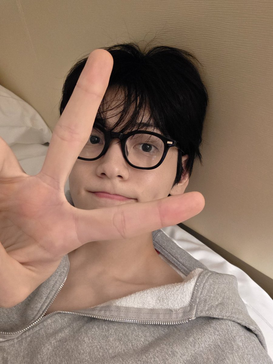 BY0BIN's tweet image. 250213 🐰💬 UPDATE 

💬 "hi"
💬 "i have no schedule for today so"
💬 "the moment i woke up, i only ate and watched anime"
💬 "📸"
💬 "it's the last concert of the tour tomorrow"
💬 "it's really coming to an end"
💬 "should i go on live"
💬 "but instead i will only do a voice…