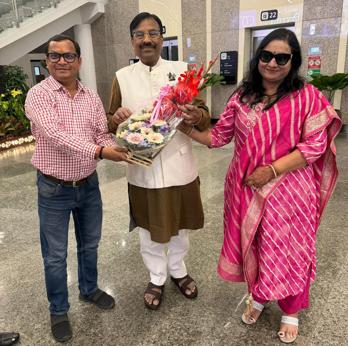 SMungantiwar's tweet photo. अयोध्या में आयोजित अधिवेशन के लिए आज लखनऊ हवाई अड्डे पर आगमन के अवसर पर लखनऊ के भारतीय जनता पार्टी के पदाधिकारियों एवं कार्यकर्ताओं ने मेरा सपत्नीक आत्मीय स्वागत किया। इस उत्स्फूर्त और स्नेहपूर्ण स्वागत के लिए मैं उनका हृदय से आभार व्यक्त करता हूँ। यह आत्मीय स्वागत आगामी कार्यों के लिए नई ऊर्जा प्रदान करने वाला है।
#ayodhya #Uttarpradesh #SMUpdate #welcome