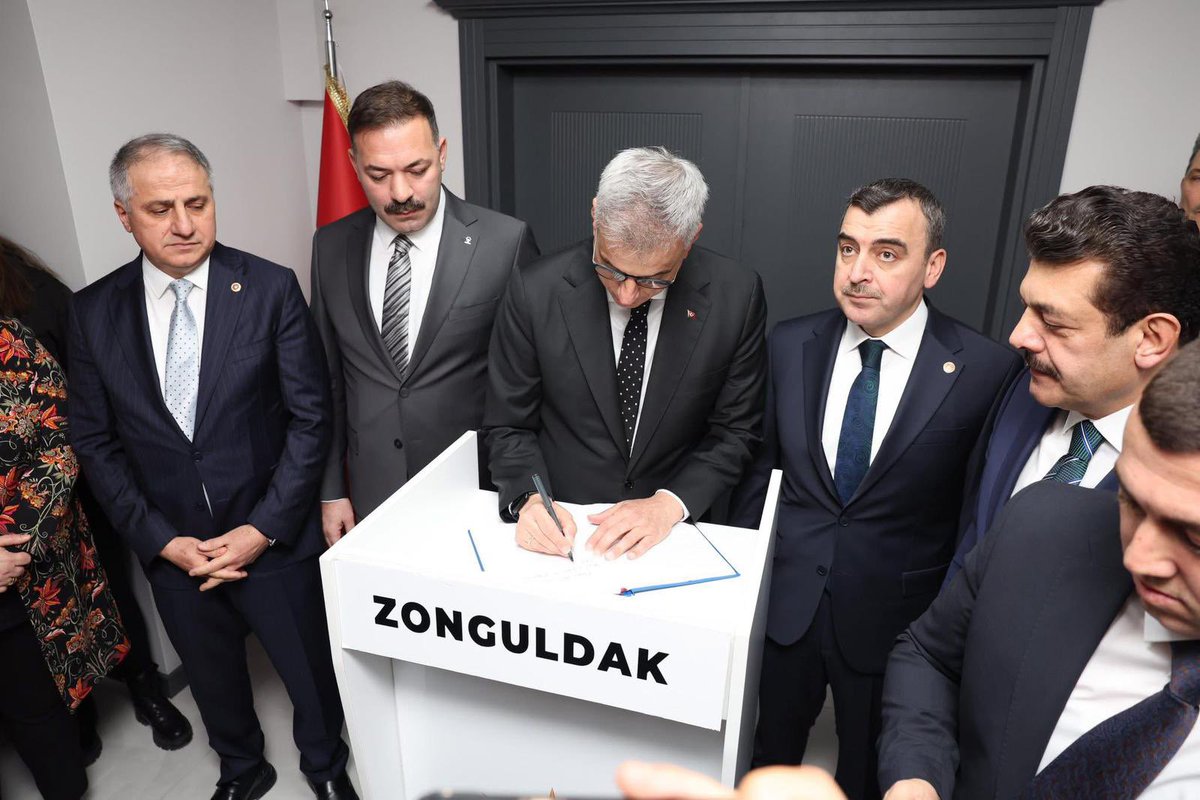 Bugün çeşitli programlar kapsamında şehrimizi teşrif eden Sağlık Bakanımız Sn. Prof. Dr. Kemal Memişoğlu’nu İl Başkanlığımızda ağırladık.

Nazik ziyaretlerinin ardından Gençlik Kolları Odamızda hatıra fotoğrafı çektirdik.

Samimi sohbetleri ve kıymetli ziyaretleri için Sayın