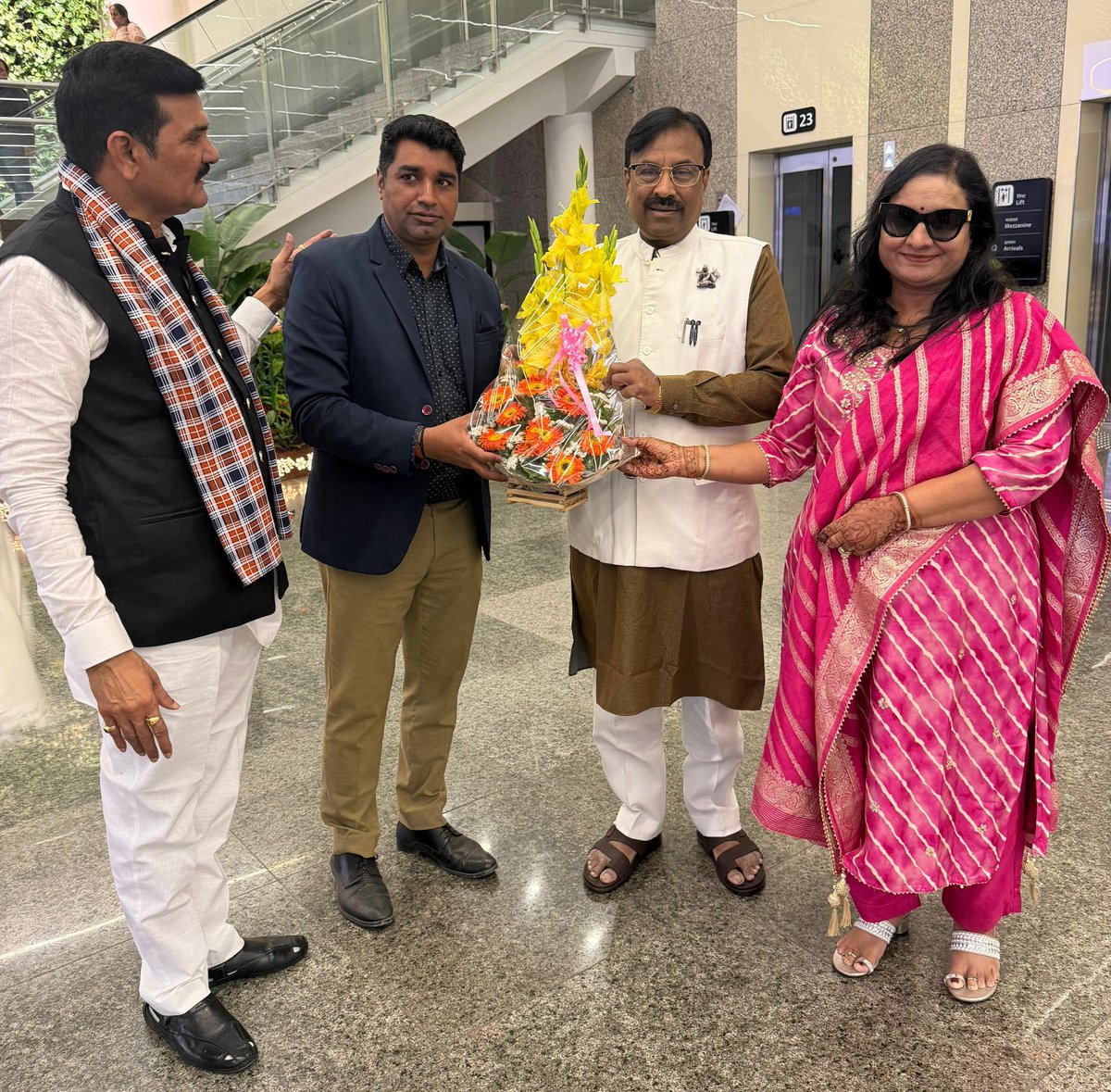 SMungantiwar's tweet photo. अयोध्या में आयोजित अधिवेशन के लिए आज लखनऊ हवाई अड्डे पर आगमन के अवसर पर लखनऊ के भारतीय जनता पार्टी के पदाधिकारियों एवं कार्यकर्ताओं ने मेरा सपत्नीक आत्मीय स्वागत किया। इस उत्स्फूर्त और स्नेहपूर्ण स्वागत के लिए मैं उनका हृदय से आभार व्यक्त करता हूँ। यह आत्मीय स्वागत आगामी कार्यों के लिए नई ऊर्जा प्रदान करने वाला है।
#ayodhya #Uttarpradesh #SMUpdate #welcome