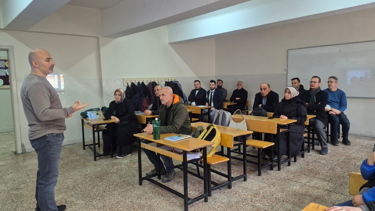 Doğru Meslek Mutlu Gelecek Projesi kapsamında Behzat-ı Veli İmam Hatip Ortaokulu ve 18 Mart Ortaokulu'nda öğrenim gören 8. sınıf öğrencilerimizin velilerine mesleki ve teknik eğitim hakkında bilgilendirmeler yapılmıştır.

<a href="/tcmeb/">Millî Eğitim Bakanlığı</a> <a href="/HuseyinKir64/">Hüseyin Kır</a>