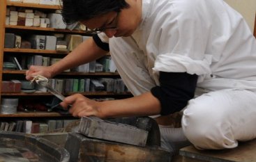 💝実演奉納のお知らせ💝
２月14日（土）10時～15時まで
⛩️北野天満宮神楽殿にて
刀文協所属の刀職者による実演奉納がございます。
◆講師
玉置城二　研師
関山和進　研師
平井重治　柄巻師
神楽殿での見学は無料となっております。
匠の技を間近でご覧ください。
【刀剣今昔　北野刀剣×現代刀】開催中