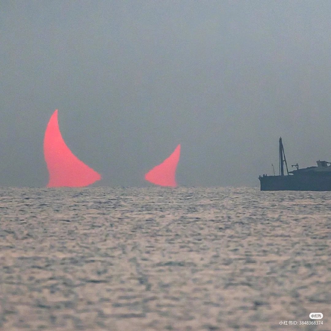 heart_jpg's tweet image. devil's horns during a solar eclipse