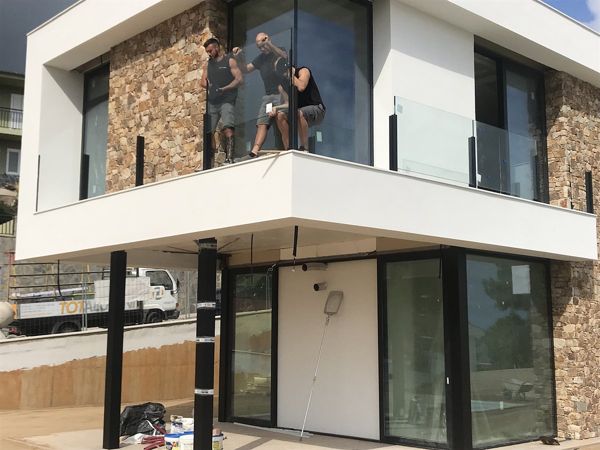totaluminicanet's tweet photo. Cada cop, més habitatges ens demanen instal·lacions de baranes de vidre. Aquestes aporten lluminositat i un millor gaudi de les vistes. La seva solidesa i seguretat estan garantides i la imatge de modernitat i nitidesa canvien completament l’aspecte d’una façana.
#TotAlumini https://t.co/U6BpRNeHV6