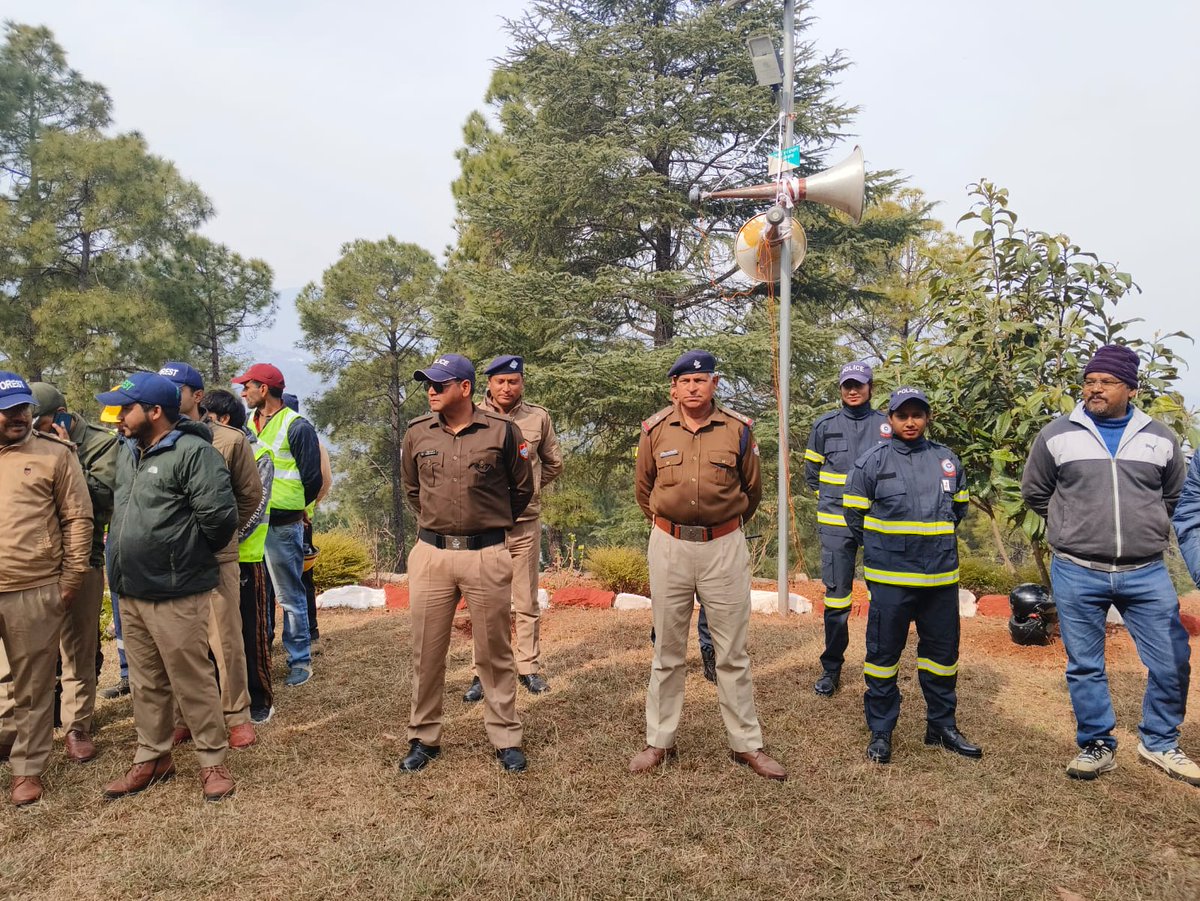 PoliceBageshwar's tweet photo. आज जोलकांडे के जंगलों में जिला स्तरीय मॉकड्रिल का आयोजन FSSO दिनेश चन्द्र पाठक के नेतृत्व में फायर टीम और वन विभाग ने संयुक्त रूप से आग बुझाने का सफल अभ्यास किया।
#BageshwarPolice #ForestFire #MockDrill #FireSafety #UttarakhandPolice #DisasterManagement #SafeForest https://t.co/Yj828Ar6hs