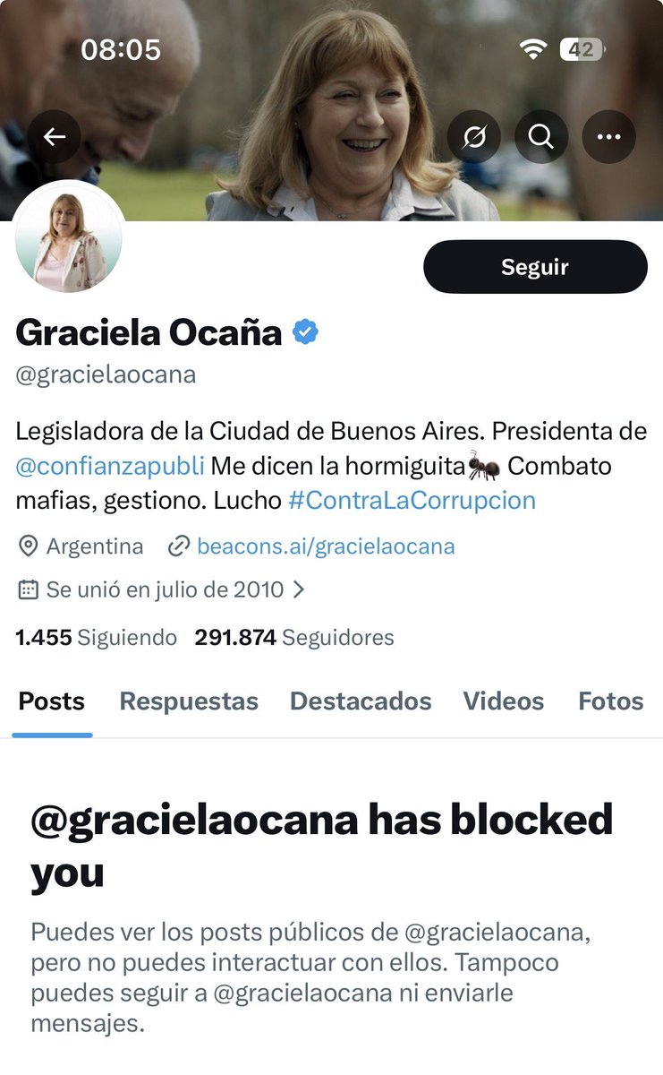 La hormiga me habrá bloqueado por:

1. Mandé al frente a su marido, que consiguió empleo en la ciudad en la época de Larreta?
2. La mandé al frente a ella cuando ventilé que cada dos años salta entre Diputados y la legislatura para estirar dos años más el mandato?
3. Cuando dije