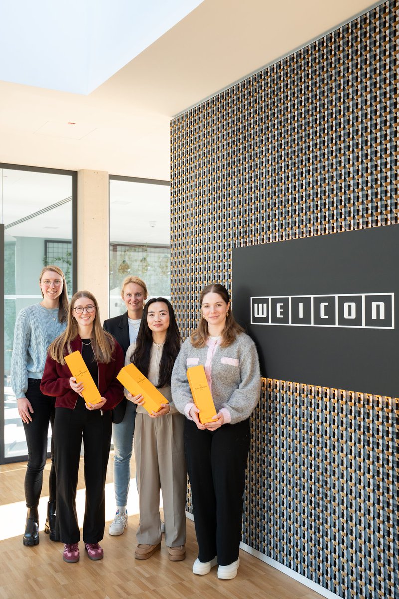 WEICON_de's tweet image. All good things come in threes – Win Wai, Emma, and Anna have passed their final exams! 🥳 💙 Congratulations! 

Aller guten Dinge sind drei – Win Wai, Emma und Anna haben ihre Abschlussprüfungen  bestanden! 🥳 💙 Herzlichen Glückwunsch! 

#weicon #industry #adhesive #congrats