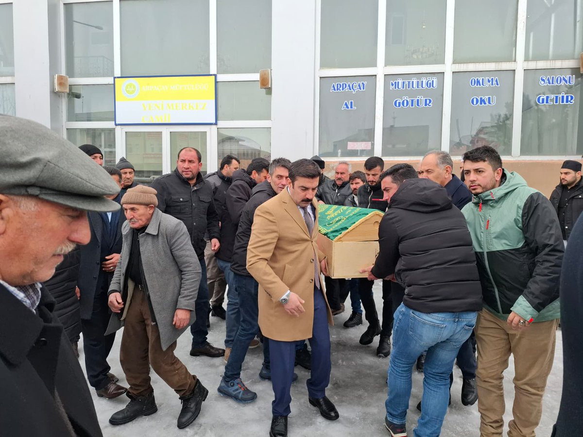 Kaymakamımız Muhammed Burak AKKÖZ, İlçemiz Bahçeler Mahallesinde ikamet eden Gazi amcamız Yasin SOĞUKBULAK’ın vefat eden eşi Döne SOĞUKBULAK’ın Yeni Merkez Camii’nde kılınan cenaze namazına katılım sağladı. Namazın ardından Kaymakamımız AKKÖZ, cenaze naaşına omuz verdi.